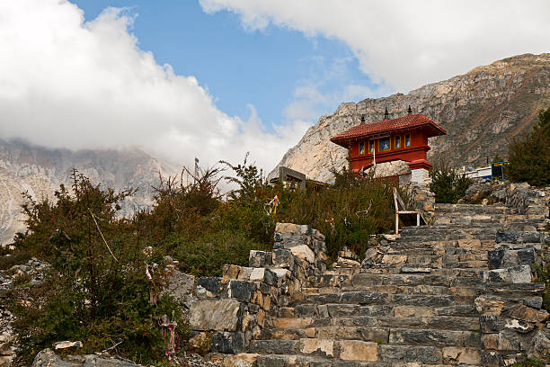 eingang zum muktinath-tempel - muktinath stock-fotos und bilder