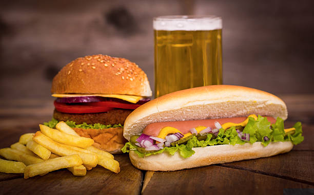 фаст фуд-hot dogs, гамбургер и картофель фри - hot dog hamburger burger grilled стоковые фото и изображения