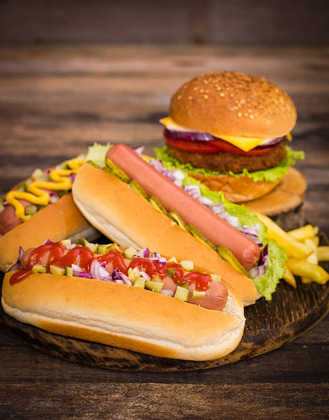 фаст фуд-hot dogs, гамбургер и картофель фри - hot dog hamburger burger grilled стоковые фото и изображения