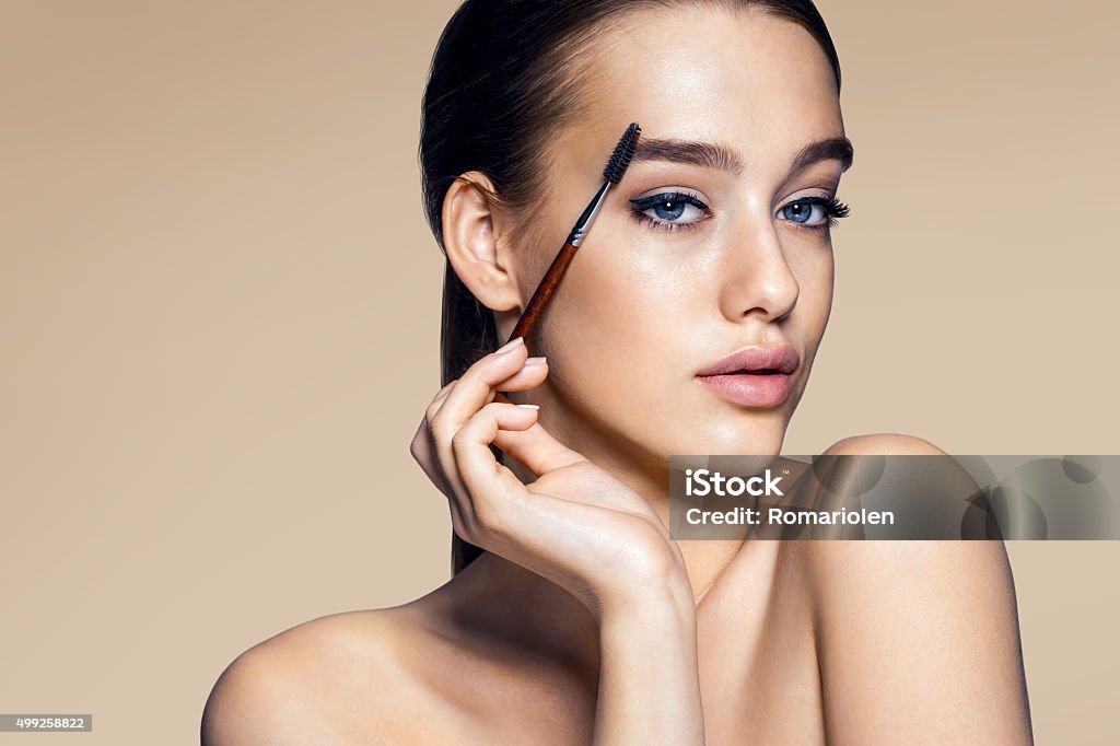 Schöne Frau, die mit Wimperntusche - Lizenzfrei Augenbraue Stock-Foto