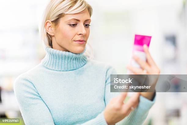 Donna In Farmacia - Fotografie stock e altre immagini di Adulto - Adulto, Affari finanza e industria, Ambientazione interna