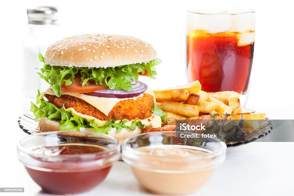 Chickenburger y vaso de cola con hielo - Foto de stock de Alimento libre de derechos