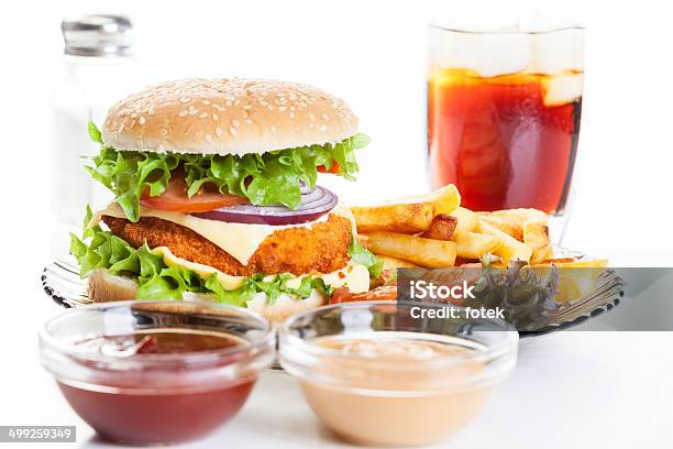 Chickenburger Y Vaso De Cola Con Hielo Foto de stock y más banco de imágenes de Alimento - Alimento, Bebida, Blanco - Color