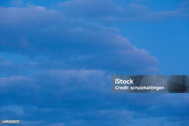 Небо В Голубой Час — стоковые фотографии и другие картинки Ветер - Ветер, Вечерние сумерки, Горизонтальный
