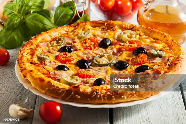 Pizza Con Tocino Aceitunas Y Jalapeño Foto de stock y más banco de imágenes de Abofetear - Abofetear, Aceituna, Aceituna negra