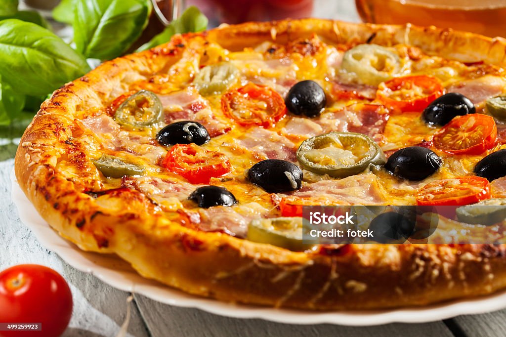 Pizza con tocino, aceitunas y jalapeño - Foto de stock de Abofetear libre de derechos