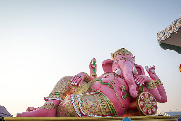 rosa ganesha estátua no saman rattanaram templo, chachoengsao, província, tailândia - saman tree - fotografias e filmes do acervo