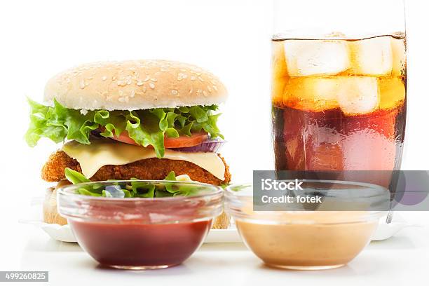 Chickenburger Y Vaso De Cola Con Hielo Foto de stock y más banco de imágenes de Carne de vaca - Carne de vaca, Comida salada, Comidas y bebidas