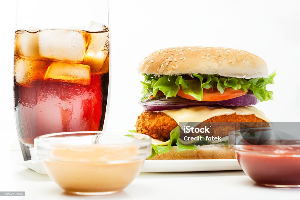 Chickenburger e bicchiere di cola con ghiaccio - Foto stock royalty-free di Alimentazione sana