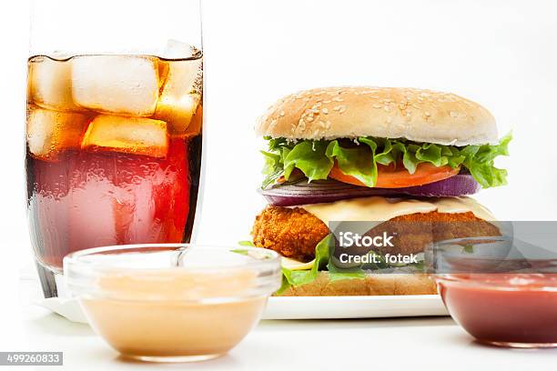 Chickenburger E Bicchiere Di Cola Con Ghiaccio - Fotografie stock e altre immagini di Alimentazione sana - Alimentazione sana, Bianco, Bibita