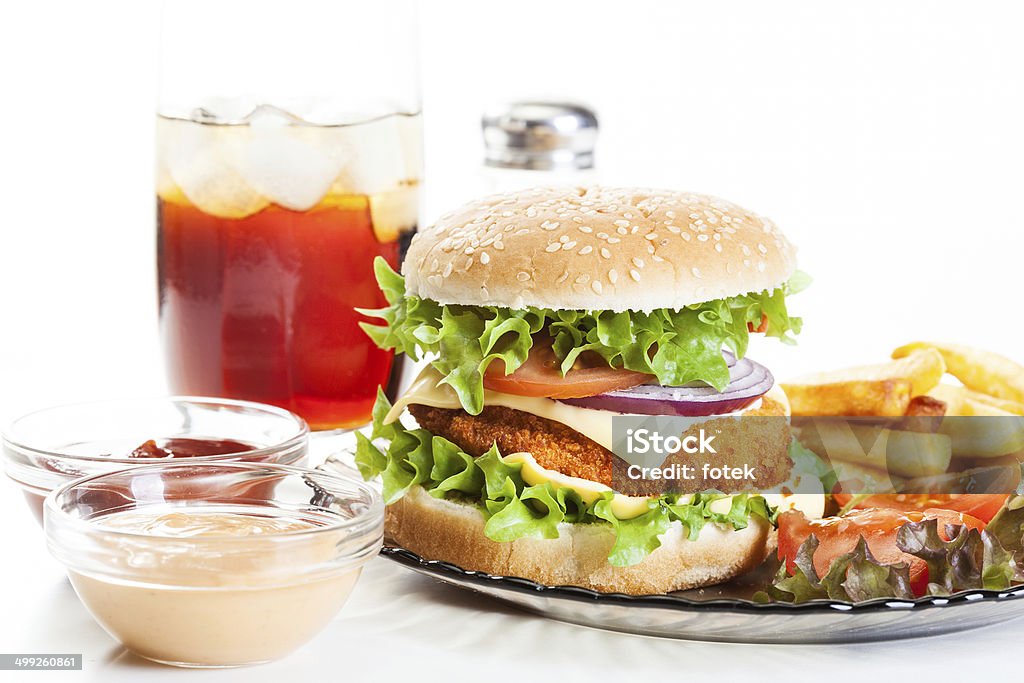 Chickenburger y vaso de cola con hielo - Foto de stock de Cola - Gaseosa libre de derechos