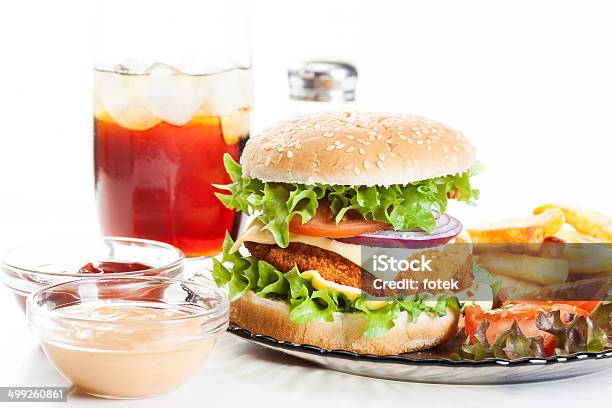 Chickenburger Y Vaso De Cola Con Hielo Foto de stock y más banco de imágenes de Cola - Gaseosa - Cola - Gaseosa, Fotografía - Imágenes, Frío