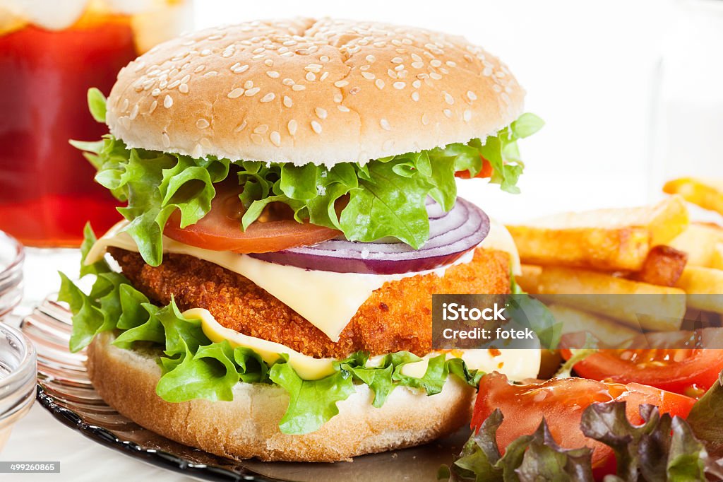 Chickenburger y vaso de cola con hielo - Foto de stock de Hamburguesa de pollo libre de derechos