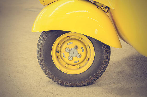 vintage jaune roue de voiture classique, taille (filtre proce image - collectors car car hubcap retro revival photos et images de collection