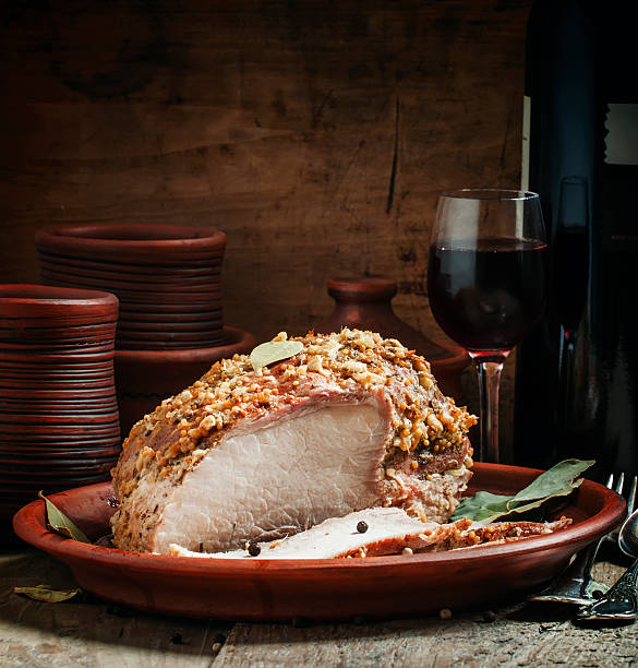 smażone ryby wędzone mięso wieprzowe z przypraw i czerwone wino - pork chop fine dining wine zdjęcia i obrazy z banku zdjęć