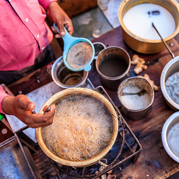 indian ulica sprzedawca sprzedaży herbatą masala chai w jaipur - - czaj zdjęcia i obrazy z banku zdjęć