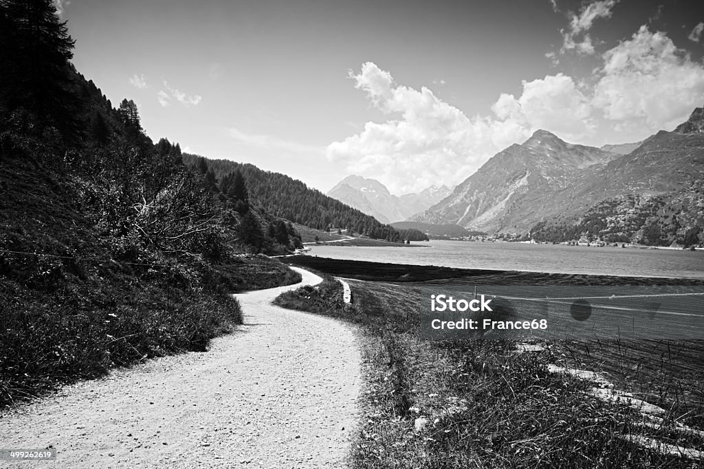 Country Road をセリュ湖（スイス） - Horizonのロイヤリティフリーストックフォト