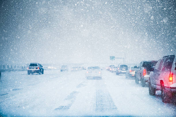 moviendo lentamente tráfico distancia en una tormenta de invierno - road ice danger winter fotografías e imágenes de stock