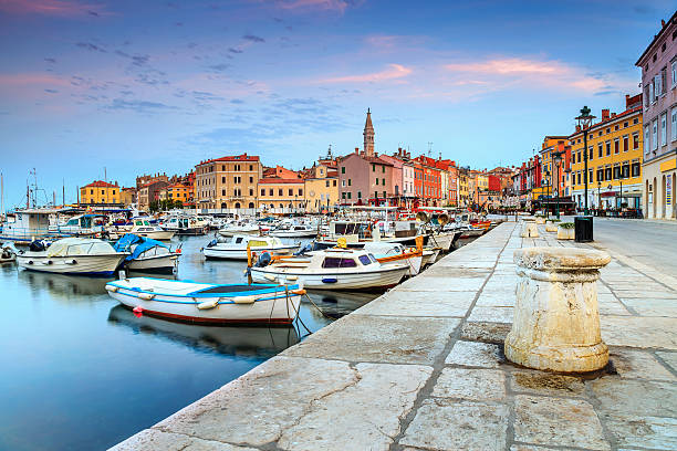 wunderschönen sonnenaufgang mit rovinj altstadt von istrien region, kroatien, europa - stone water sea mediterranean sea stock-fotos und bilder