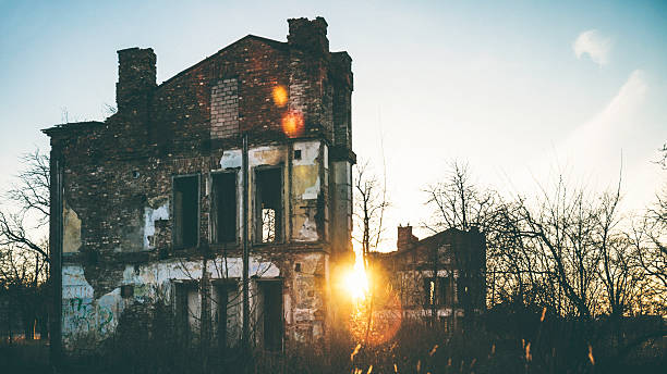 verlassenen gebäude. - estonia tallinn old ruin ruined stock-fotos und bilder