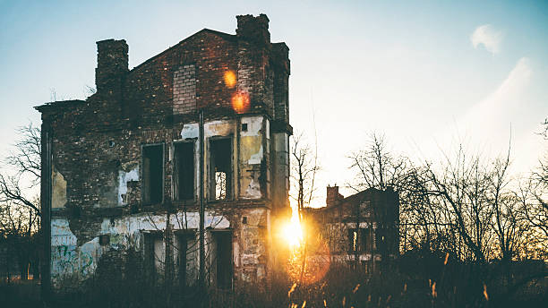 abbandonato di edifici. - estonia tallinn old ruin ruined foto e immagini stock