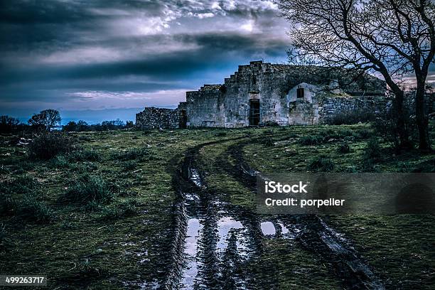 Haunted House - zdjęcia stockowe i więcej obrazów Antyczny - Antyczny, Bez ludzi, Brudny