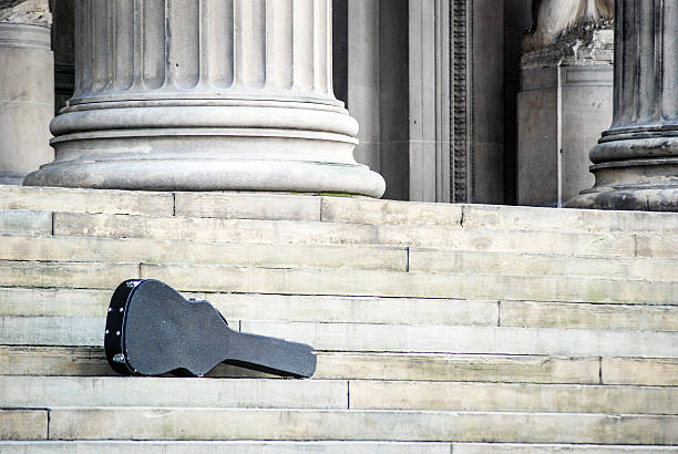 abbandonato custodia per chitarra all'aperto st. george's hall a liverpool - st georges hall foto e immagini stock