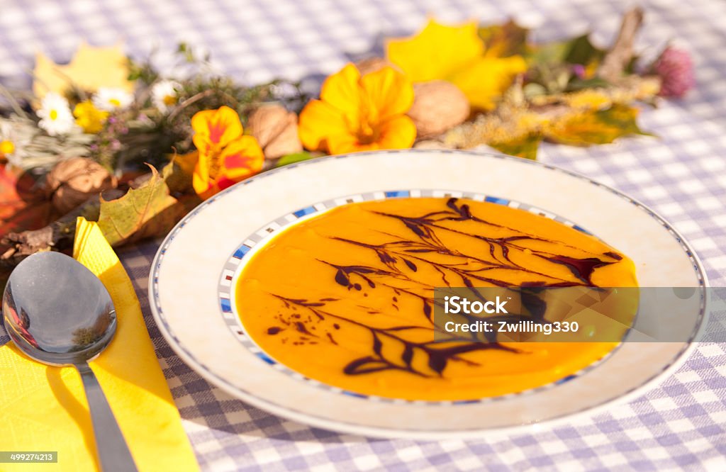 Crème de citrouille d'hokkaido savon sur une table décorée - Photo de Aliment libre de droits