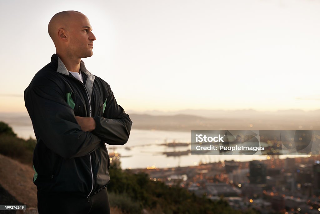 Genießen Sie den Blick nach dem morgendlichen Lauf - Lizenzfrei Männer Stock-Foto