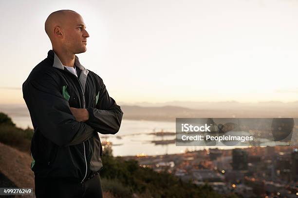 Genießen Sie Den Blick Nach Dem Morgendlichen Lauf Stockfoto und mehr Bilder von Männer - Männer, Glattrasiert, Nur Männer