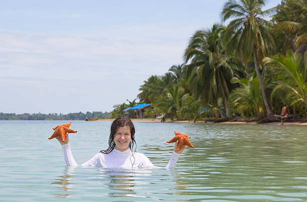 kobieta trzymając starfish - keeping above water zdjęcia i obrazy z banku zdjęć