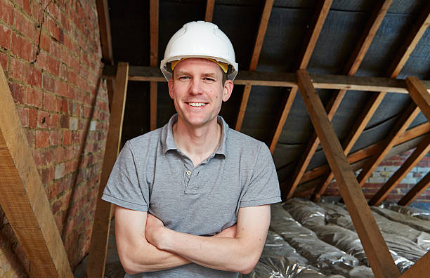 tradesman retrato en ático en solar de construcción - home addition attic timber roof beam fotografías e imágenes de stock