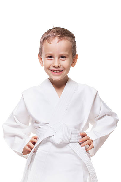 sonriendo de combate - karate child judo belt fotografías e imágenes de stock