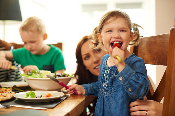 楽しいご家族でのお食事 - baby eating child mother ストックフォトと画像