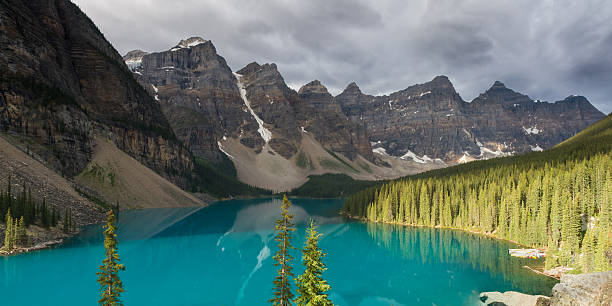 istock Panorama of beautiful Moraine Lake 499280718