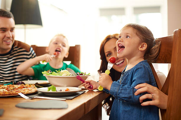 istock fun family mealtime 499280920