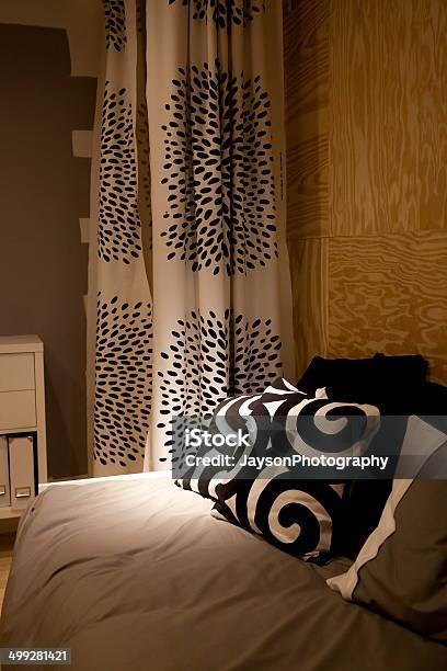 Dormitorio Con Una Decoración Blanca Y Negro Paneles De Madera Foto de stock y más banco de imágenes de Cama