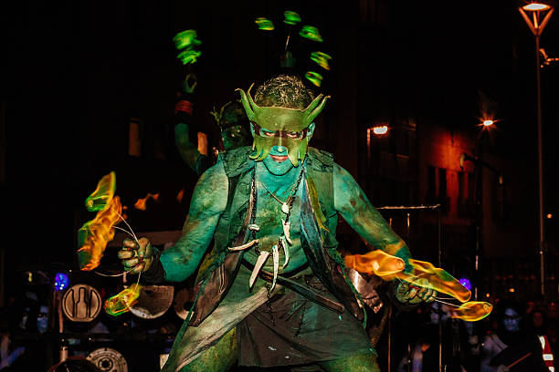 gli artisti al festival di edimburgo samhuinn fuoco - celtic culture paganism men fire foto e immagini stock