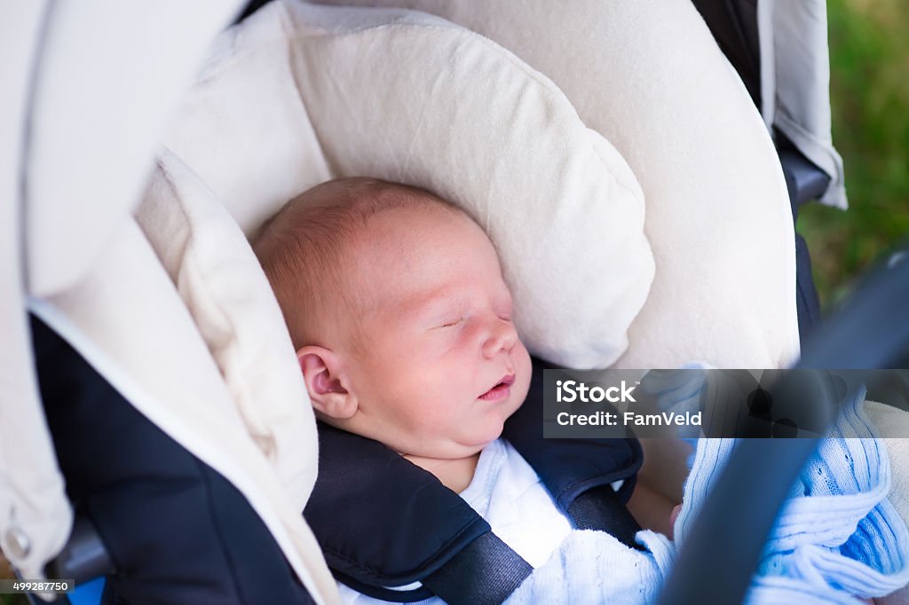 Niño recién nacido bebé dormir en automóvil de la licencia - Foto de stock de Coche libre de derechos
