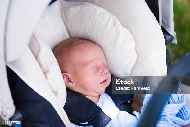 Niño Recién Nacido Bebé Dormir En Automóvil De La Licencia Foto de stock y más banco de imágenes de Coche