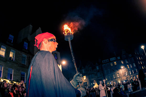 portatore di torcia al samhuinn fuoco festival di edimburgo - celtic culture paganism men fire foto e immagini stock