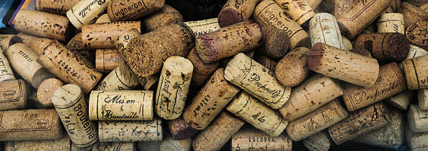 bouchons de bouteilles de vins français - amboise photos et images de collection