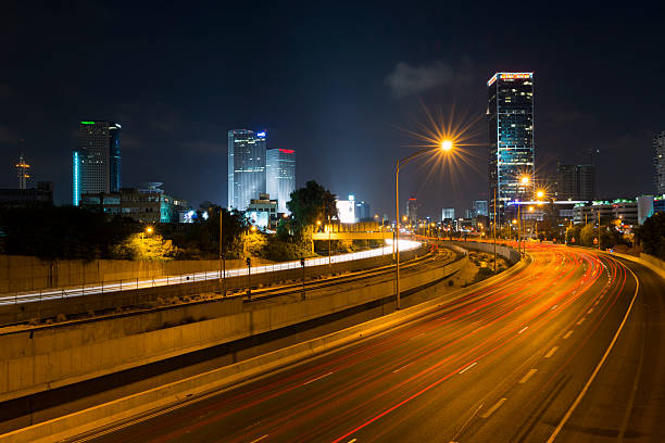 tel aviv ayalon autostrada di notte - ayalon freeway foto e immagini stock