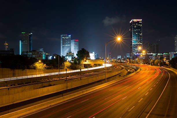 tel aviv ayalon estrada à noite - tel aviv israel skyline traffic - fotografias e filmes do acervo