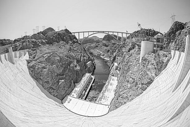 monochrome objectif fisheye photo de hoover dam. - fish eye lens photos et images de collection