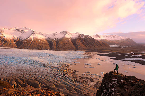 Excursionistas en la cima de la montaña con vista a glaciar Skaftafell Islandia - foto de stock