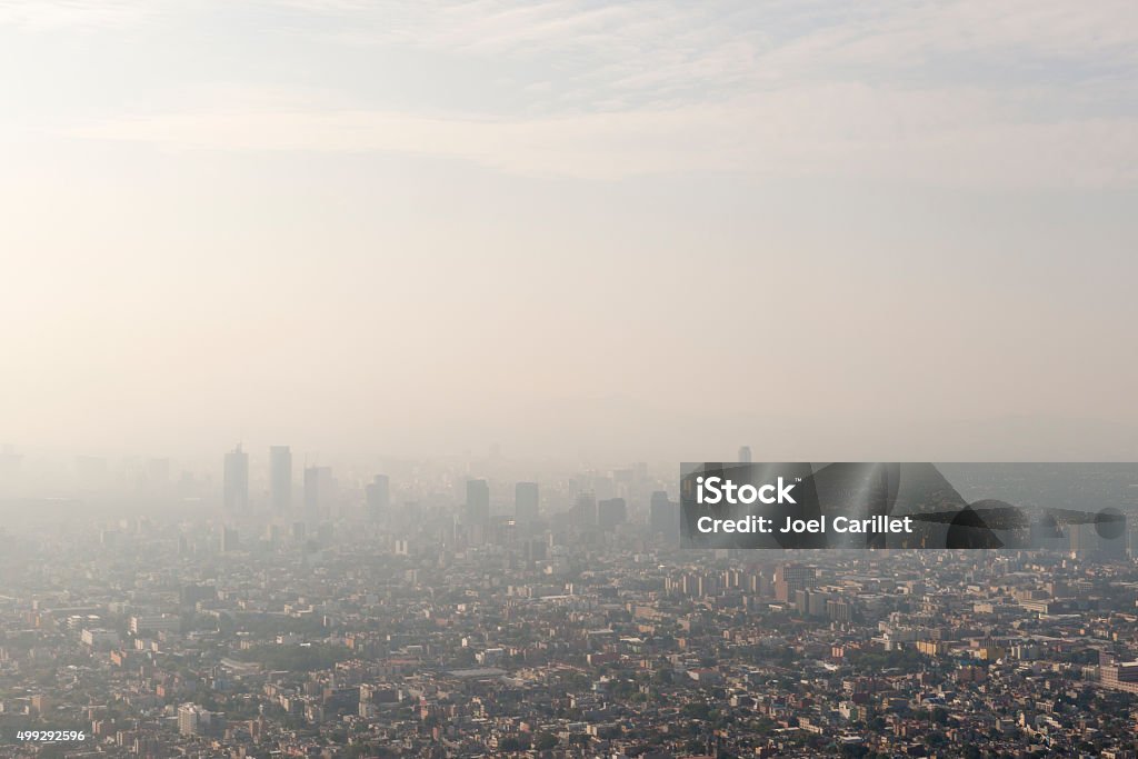 Panorama de la ciudad de México y ozono - Foto de stock de Contaminación ambiental libre de derechos