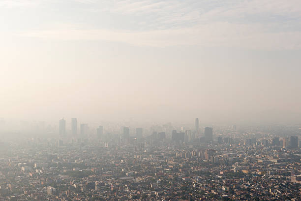 skyline di città del messico e di smog - smog foto e immagini stock