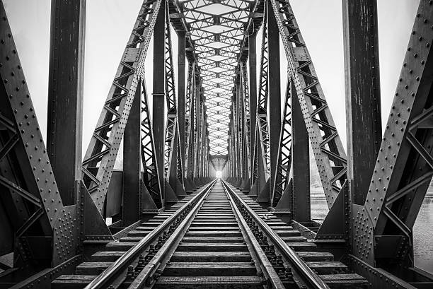 jembatan kereta api tua - besi foto potret stok, foto, & gambar bebas royalti