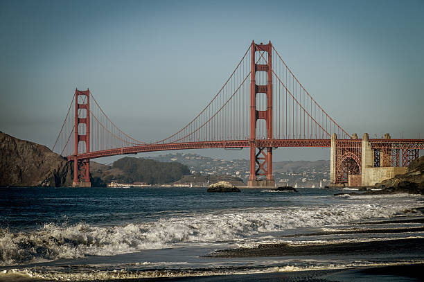 golden gate bridge od baker beach w san francisco, ca - marin tower zdjęcia i obrazy z banku zdjęć